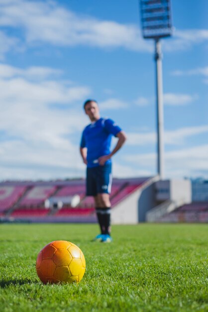 Jogador de futebol preparando um chute livre