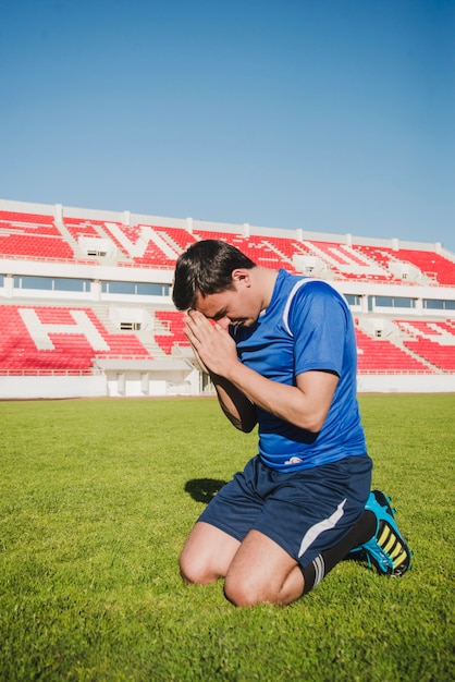 Foto grátis jogador de futebol rezando