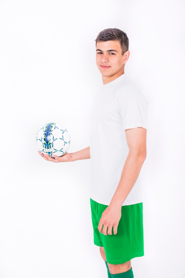 Foto grátis jogador de futebol, segurando a bola na mão aberta