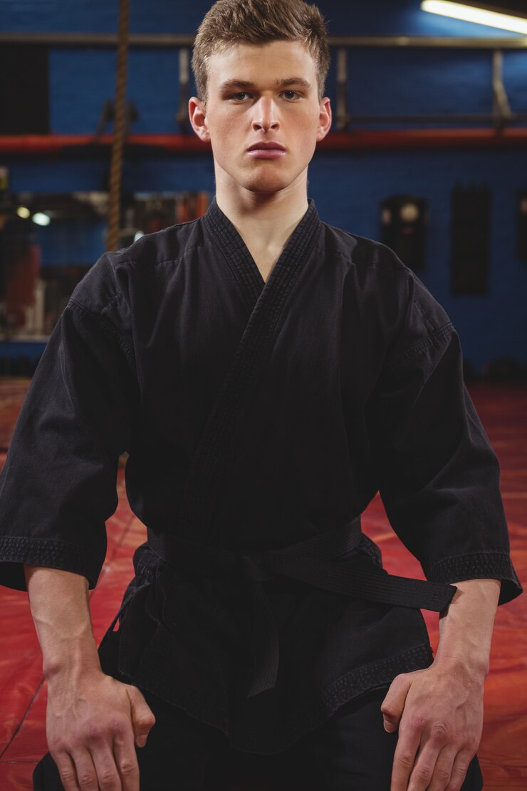 Foto grátis jogador de karatê, executando a postura de karatê