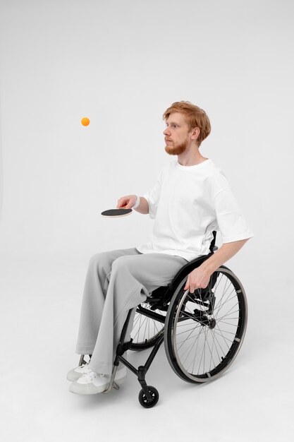 Jogador de pingue-pongue com deficiência em uma cadeira de rodas