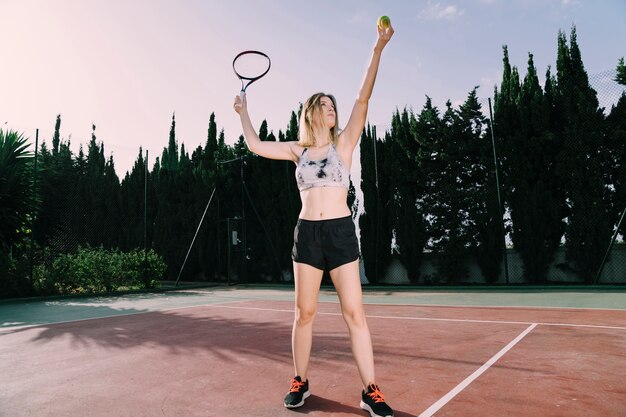 Jogador de tenis feminino servindo