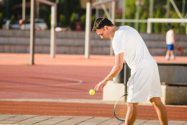 Jogador de tenis se preparando para servir