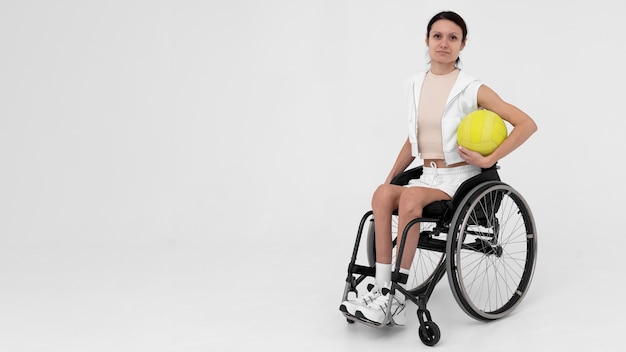 Foto grátis jogador de voleibol com deficiência em cadeira de rodas
