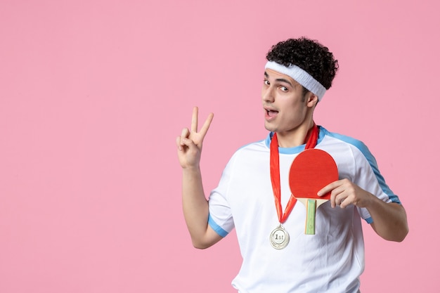 Jogador masculino com raquete e medalha de visão frontal