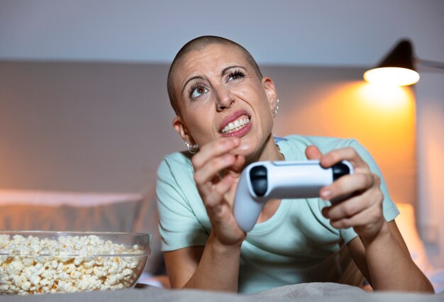 Jogador se divertindo enquanto joga videogames