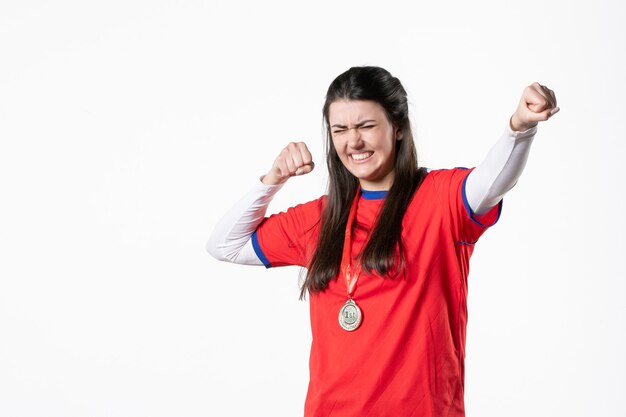 Jogadora de frente com roupas esportivas e medalha