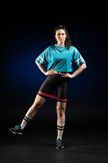 Jogadora de rugby em roupas esportivas posando