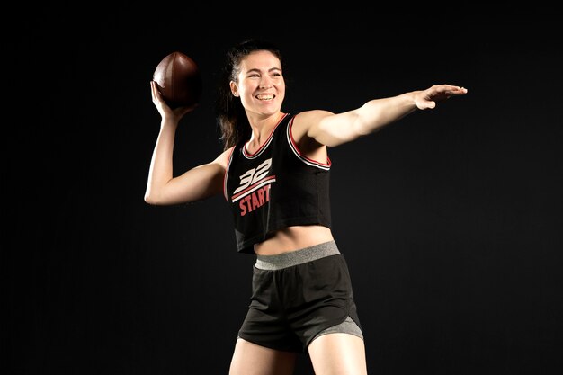 Jogadora de rugby em roupas esportivas