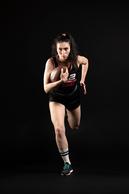 Jogadora de rugby em roupas esportivas