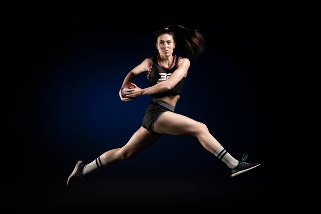 Jogadora de rugby em roupas esportivas