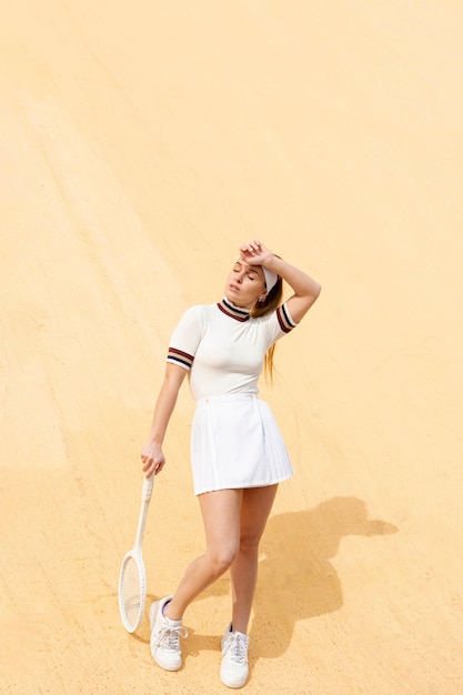 Jogadora de tênis brincalhão com raquete