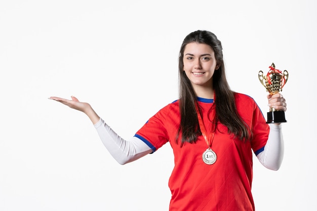 Jogadora frontal com taça de ouro e medalha