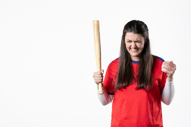 Foto grátis jogadora frontal com taco de beisebol