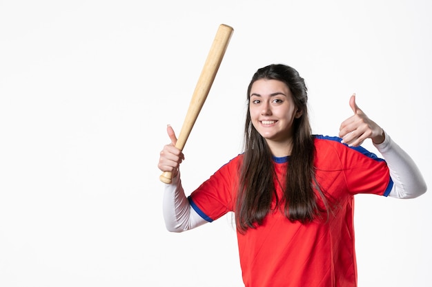 Foto grátis jogadora frontal com taco de beisebol