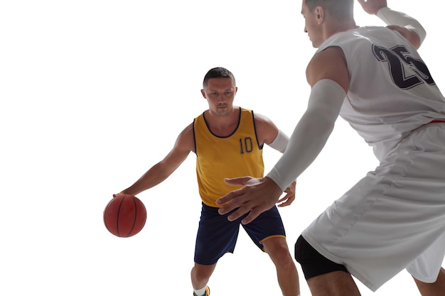 Jogadores de basquete na grande arena profissional durante o jogo