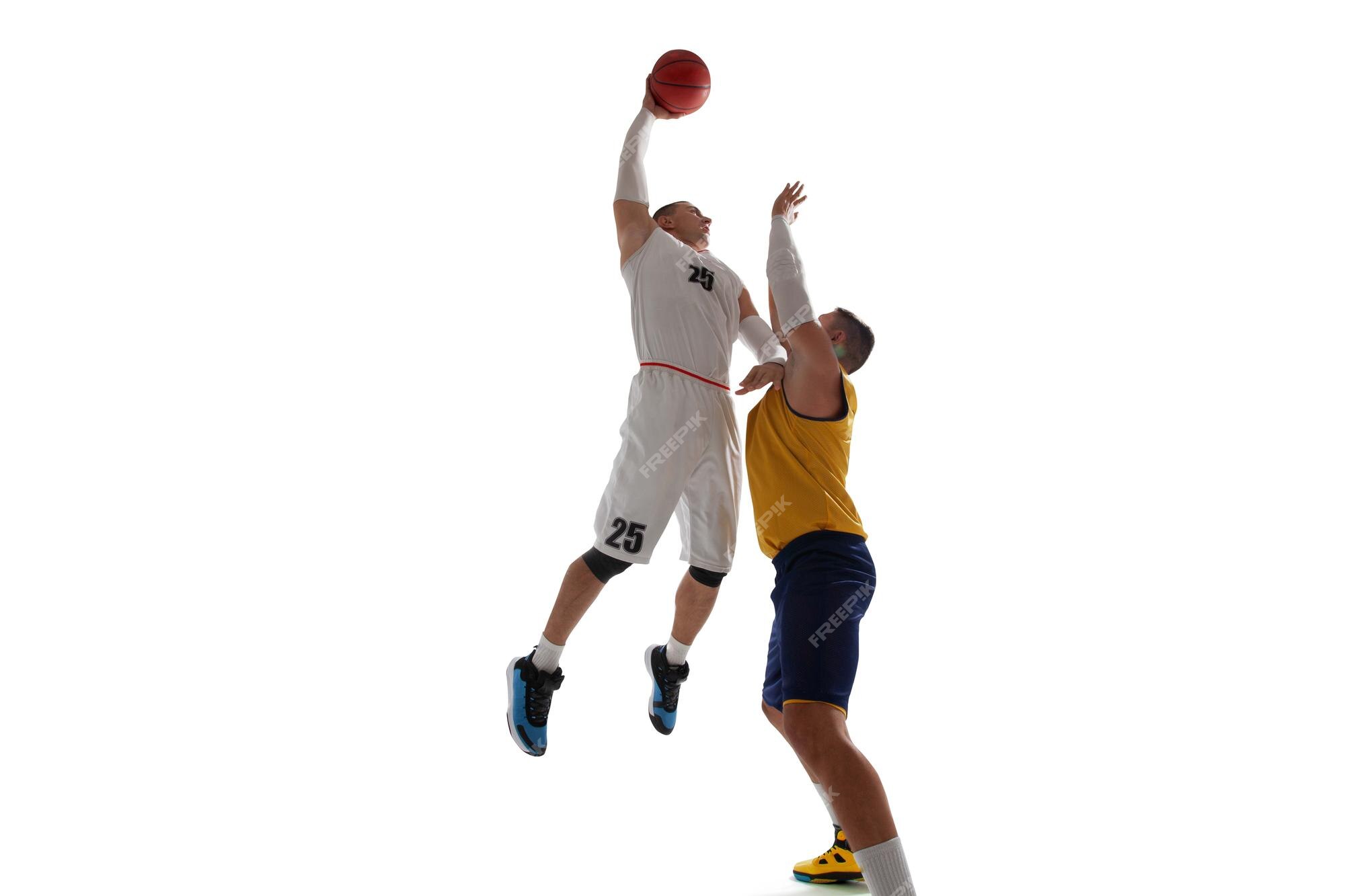 Jogadores de basquete na grande arena profissional durante o jogo