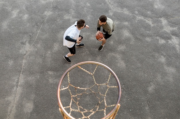 Foto grátis jogadores de basquete urbano de vista alta