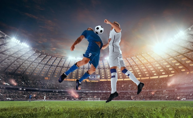 Foto grátis jogadores de futebol em ação no estádio profissional