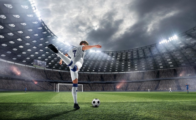 Foto grátis jogadores de futebol em ação no estádio profissional