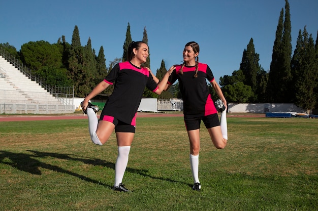 Jogadores de futebol feminino de tiro completo em campo