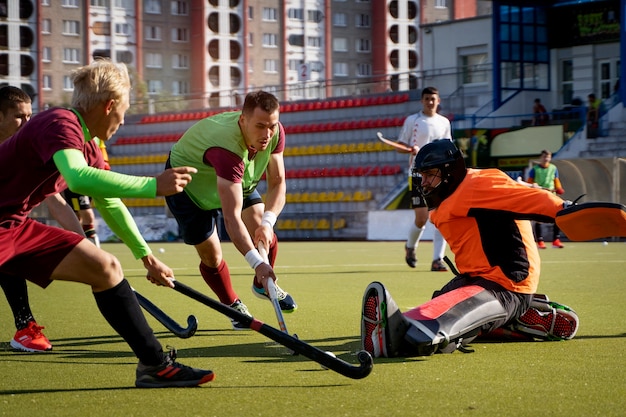 Jogadores de hóquei em campo durante um jogo de torneio