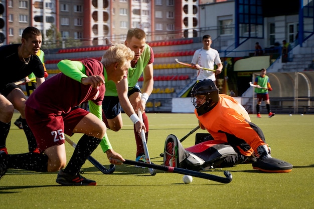 Foto grátis jogadores de hóquei em campo durante um jogo de torneio