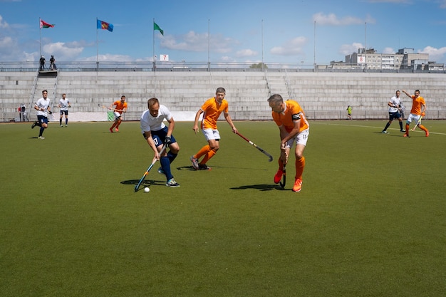 Foto grátis jogadores de hóquei em campo durante um jogo de torneio