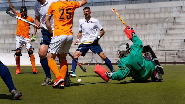 Jogadores de hóquei em campo durante um jogo de torneio