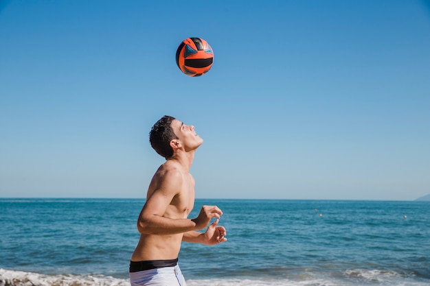 Foto grátis jogando futebol com a cabeça