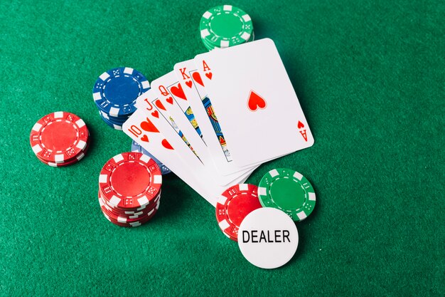 Jogar cartas e fichas de casino na superfície verde