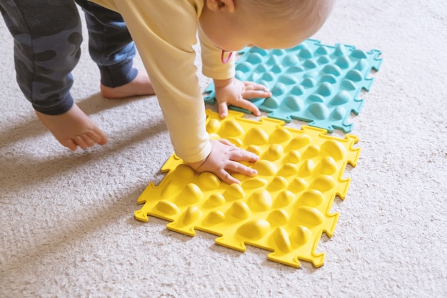 Jogo de bebê pequeno com o tapete com nervuras.