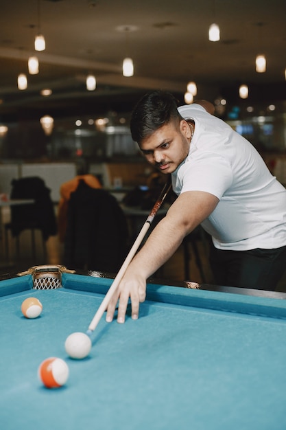 Foto grátis jogo de bilhar. homem com bengala. jogos masculinos