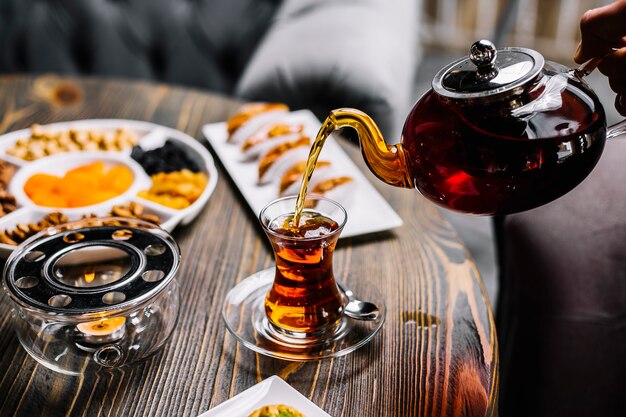 Jogo de chá pakhlava frutas secas nozes bule de chá e copo nacional _armudy_ vista lateral