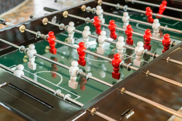 Foto grátis jogo de futebol de mesa com leitor de vermelho e branco.