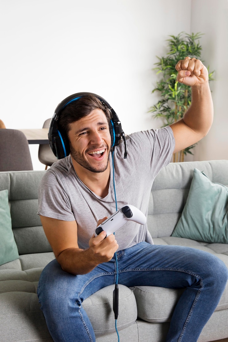 Foto grátis jogo de vitória de homem feliz de tiro médio