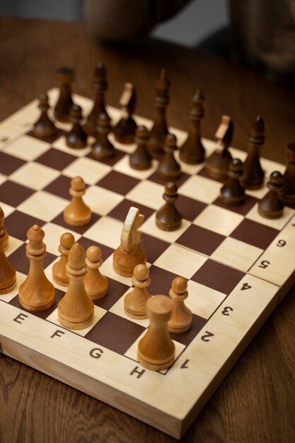 Jogo de xadrez de alto ângulo na mesa