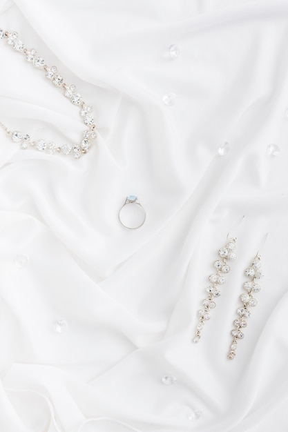 Foto grátis jóias de noiva elegante lat plana