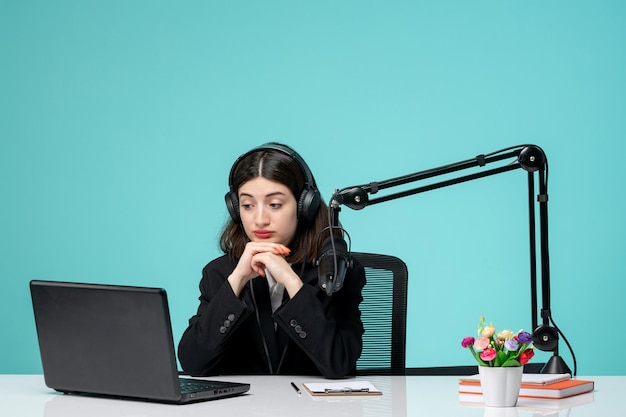 Jornalista blogueira linda garota de blazer preto gravando discurso na câmera pensando