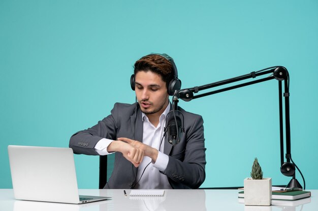 Jornalista blogueiro bonito jovem bonitinho de terno cinza gravando vídeo tarde