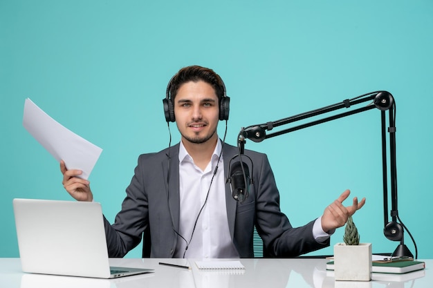 Jornalista blogueiro gravando discurso bonitinho no escritório