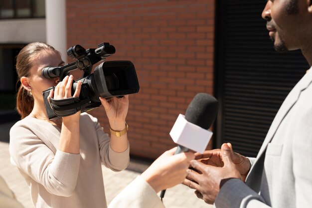 Jornalista entrevistando um homem