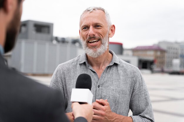 Jornalista entrevistando um homem