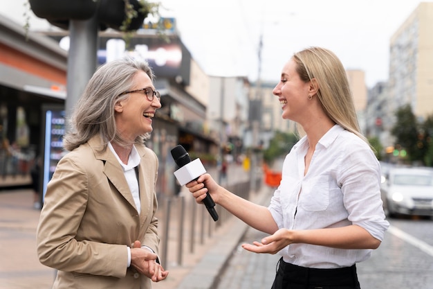 Jornalista entrevistando uma mulher