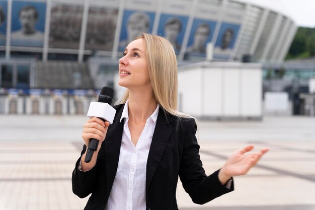 Jornalista feminina contando a notícia