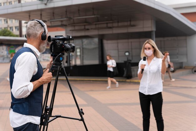 Jornalista feminina contando as notícias do lado de fora