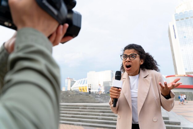 Jornalista feminina contando as notícias do lado de fora