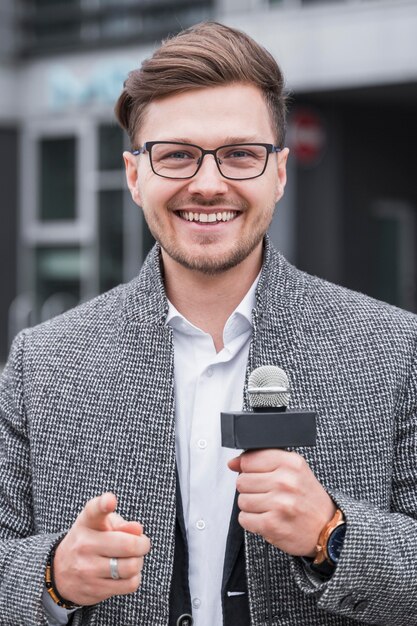 Jornalista masculino sorridente de alto ângulo