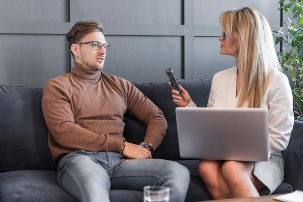 Foto grátis jornalista tendo entrevista no escritório