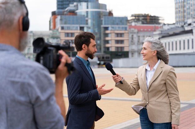 Jornalistas dando uma entrevista ao ar livre